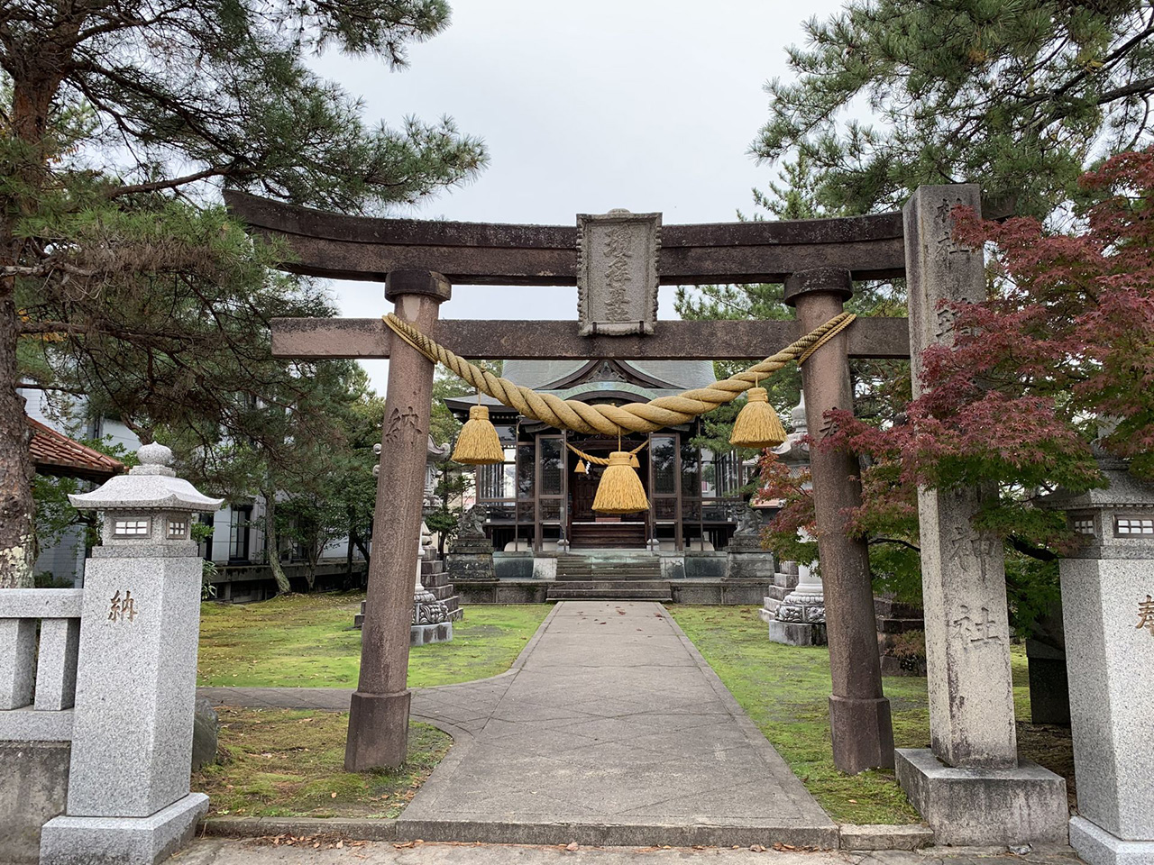 鳥居と社殿