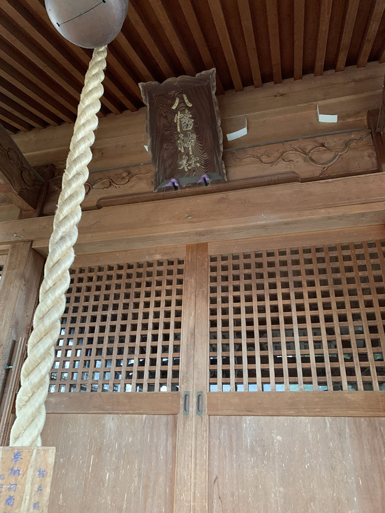 拝殿と扁額