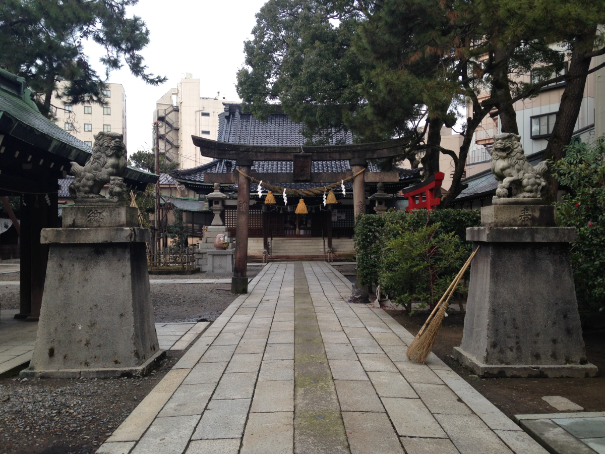 鳥居と拝殿