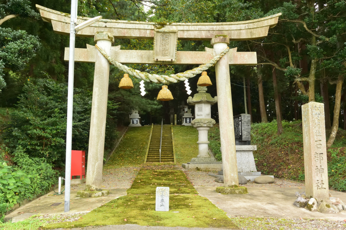 石部神社 鳥居と参道