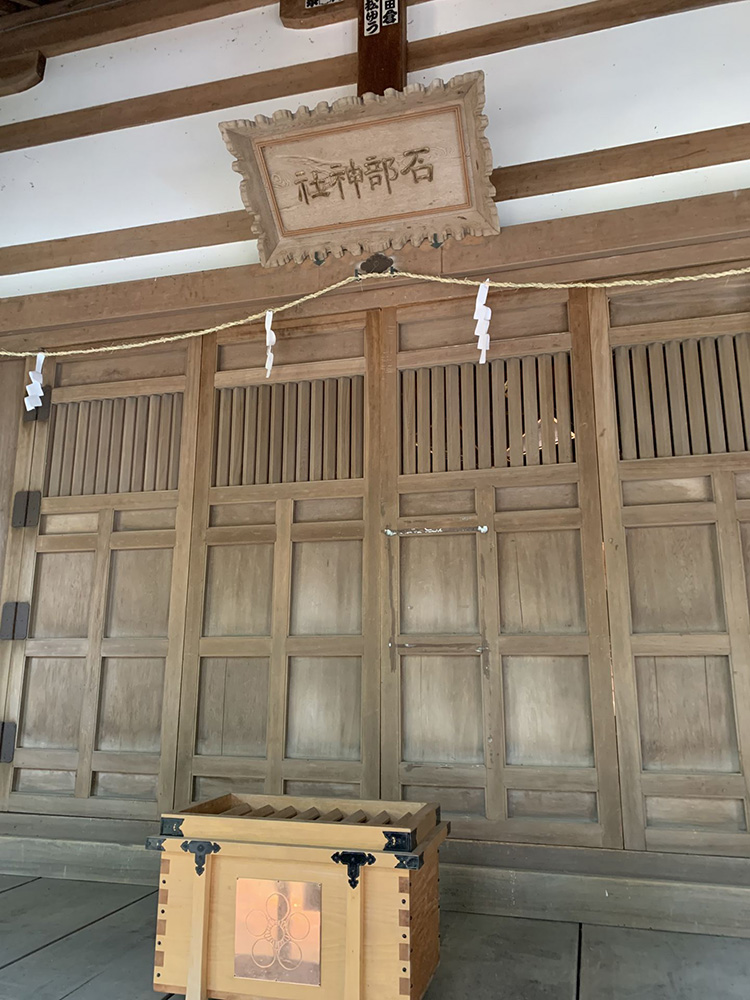 拝殿と扁額