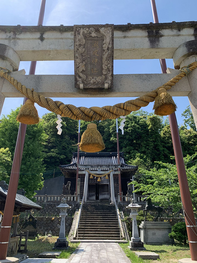 鳥居と社殿