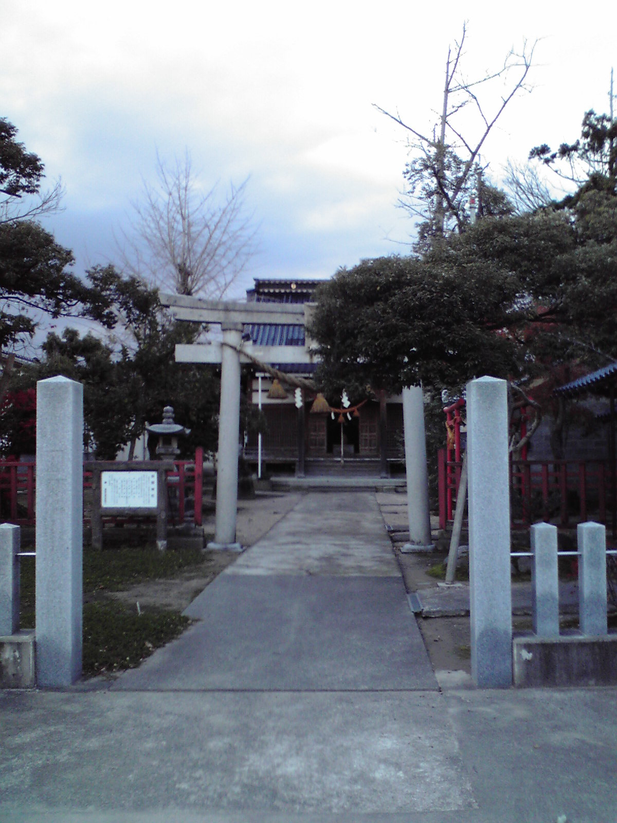 鳥居と拝殿