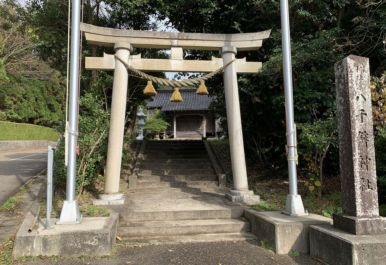 鳥居と社殿