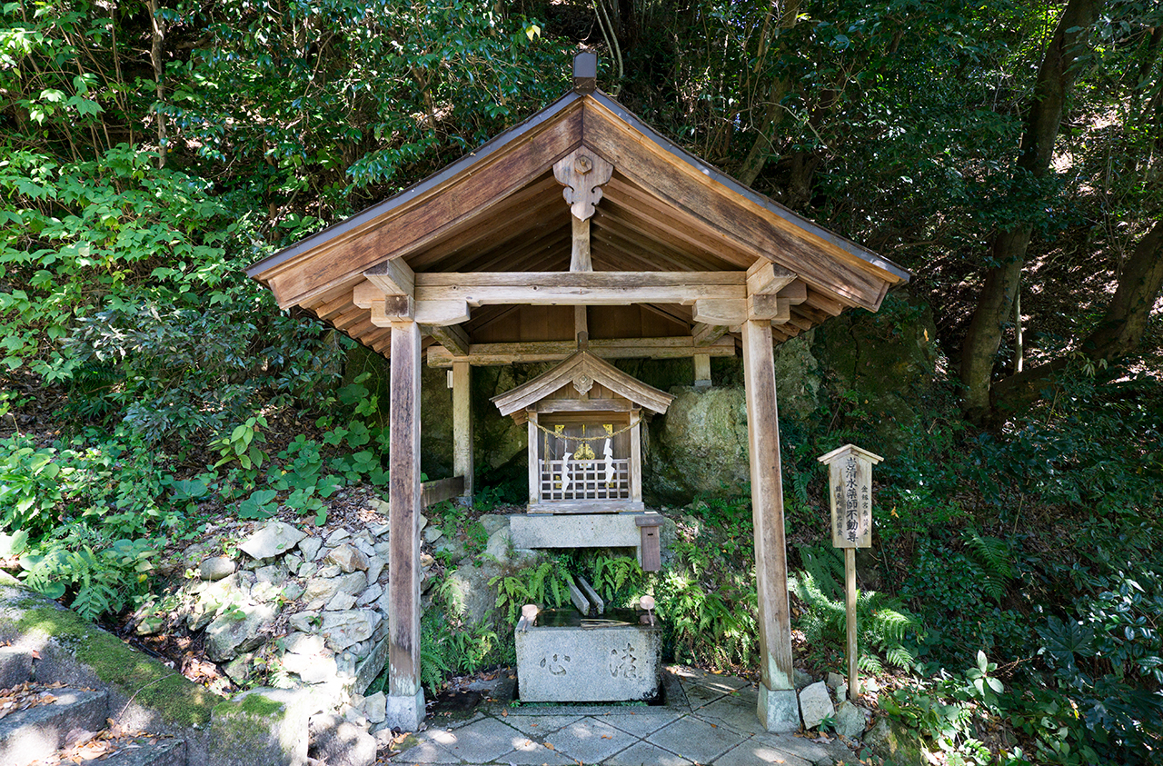 石清水社(岩清水薬師不動尊)