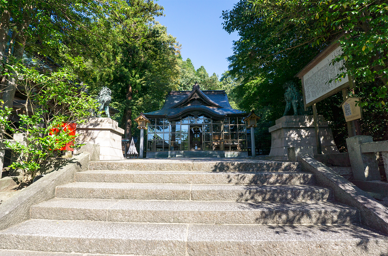 金劔宮 階段と拝殿 正面