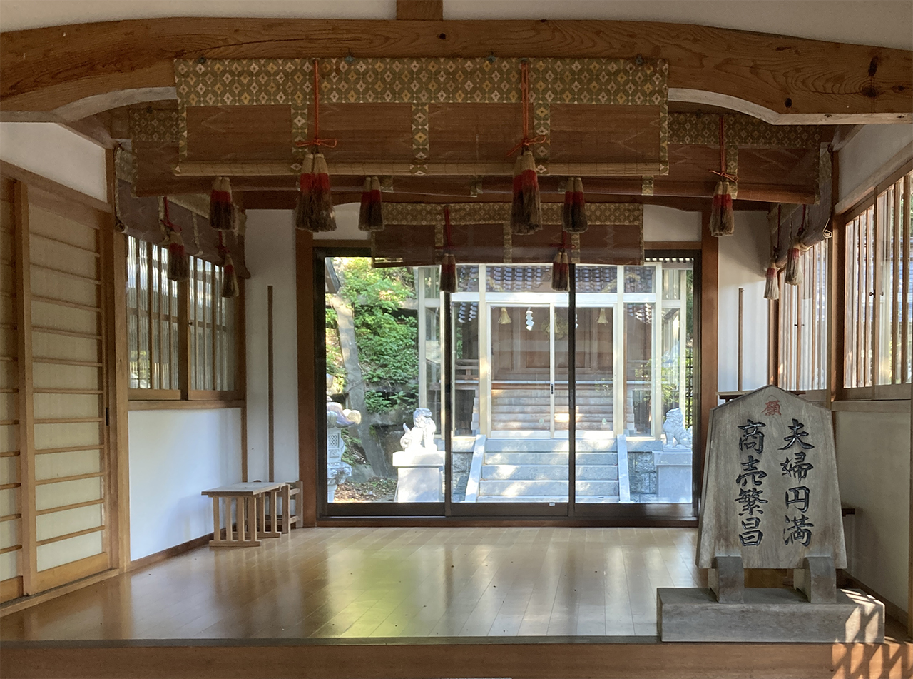 恵比寿社 拝殿内の商売繁盛・夫婦円満の大駒形