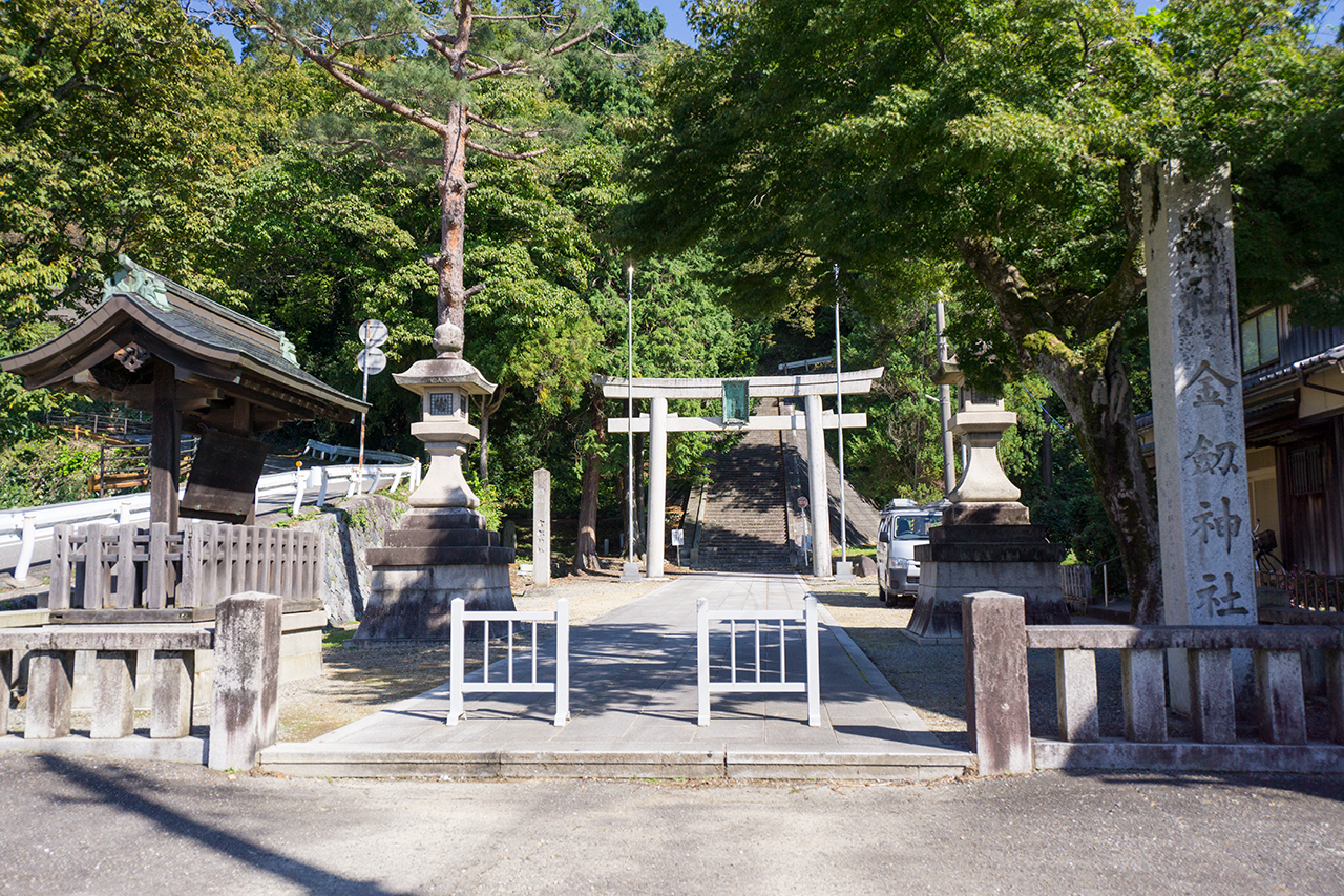 男坂の入口 社号標と鳥居