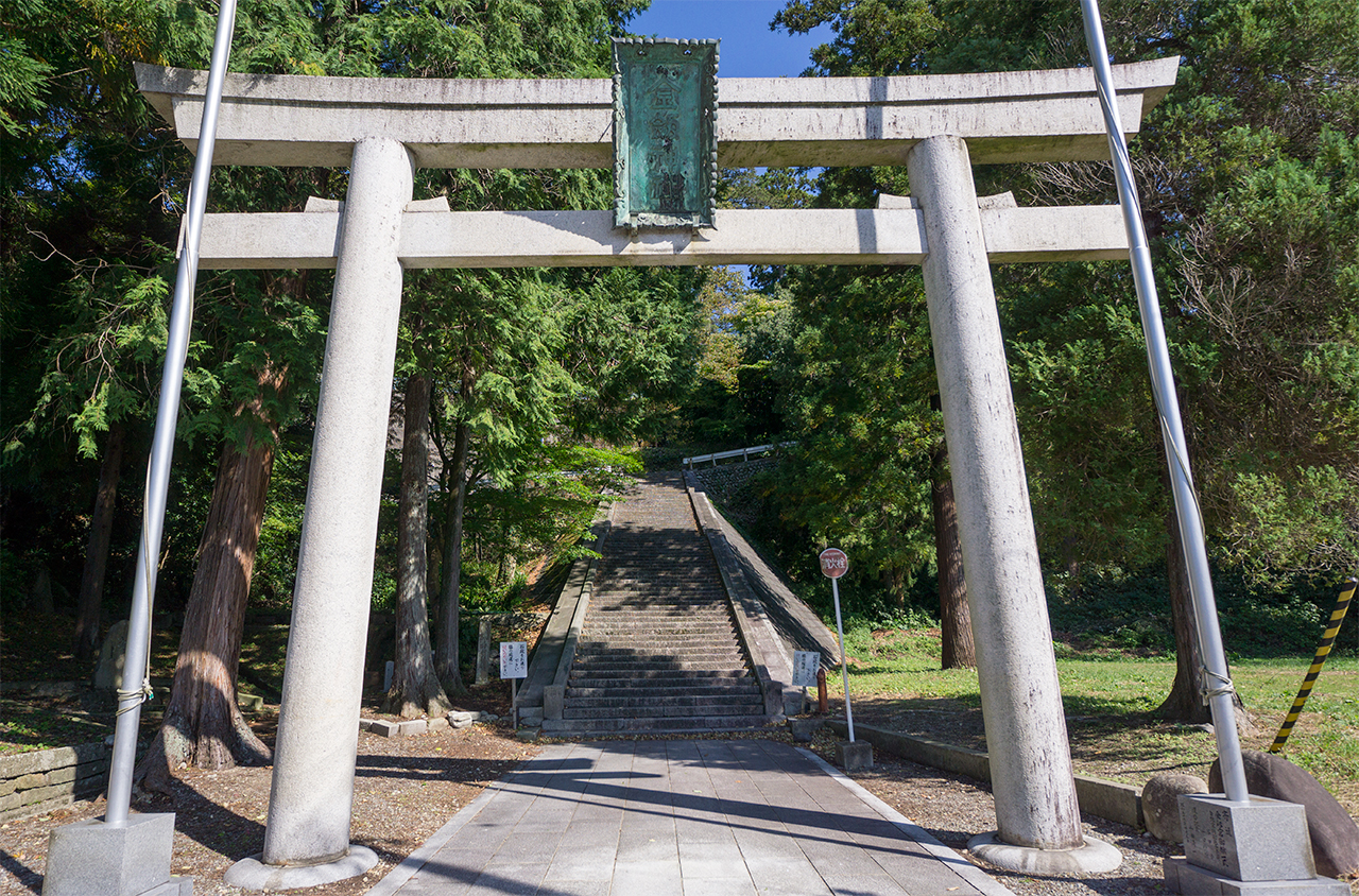 男坂の鳥居と階段