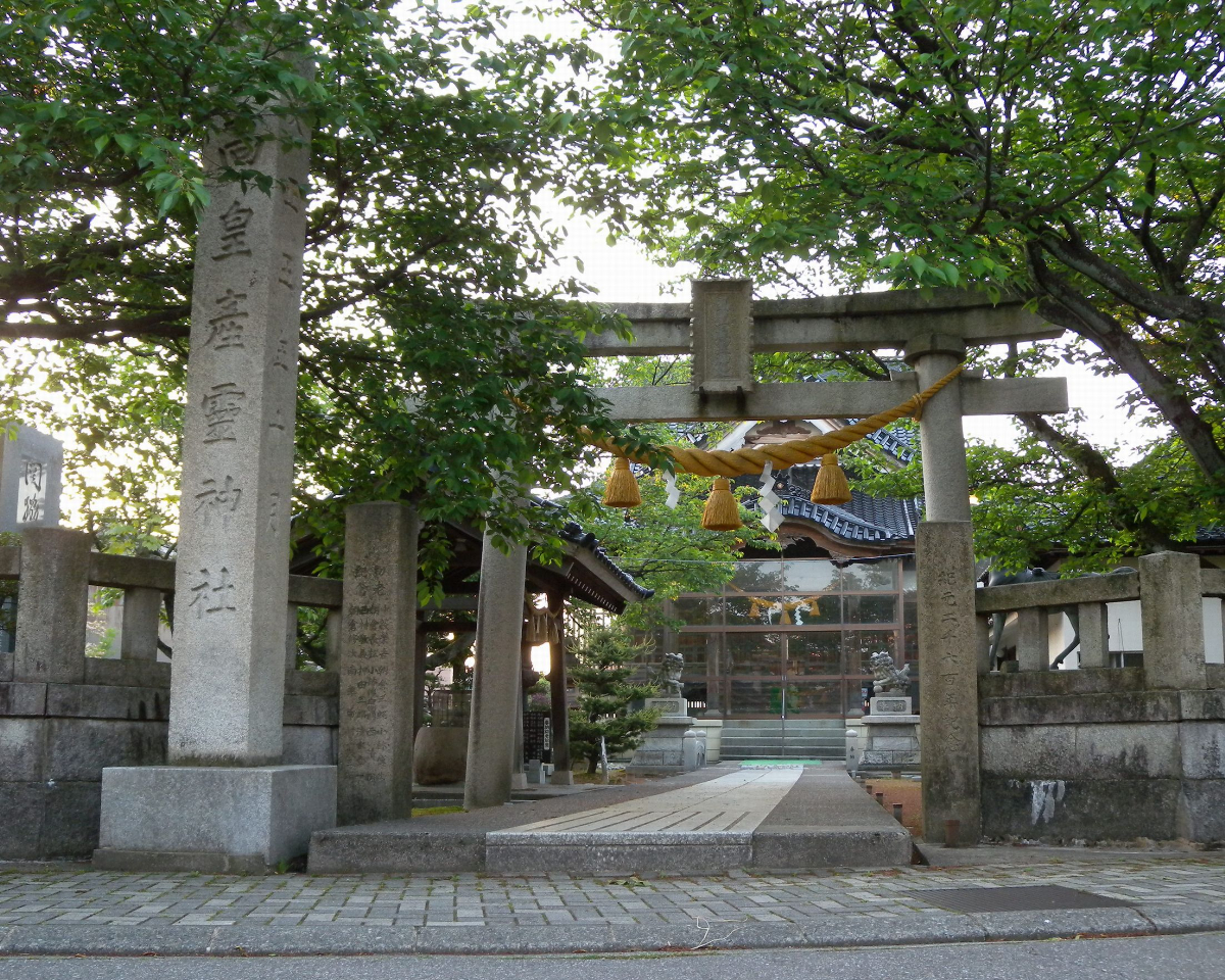 鳥居と拝殿