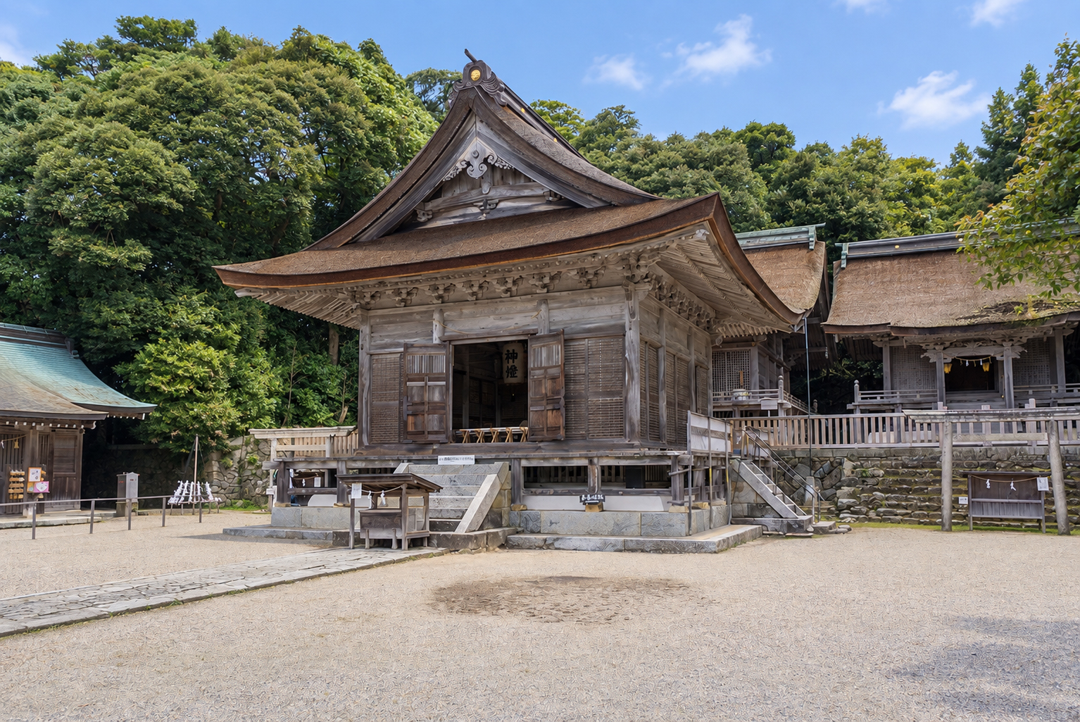 気多大社 拝殿と本殿 右側