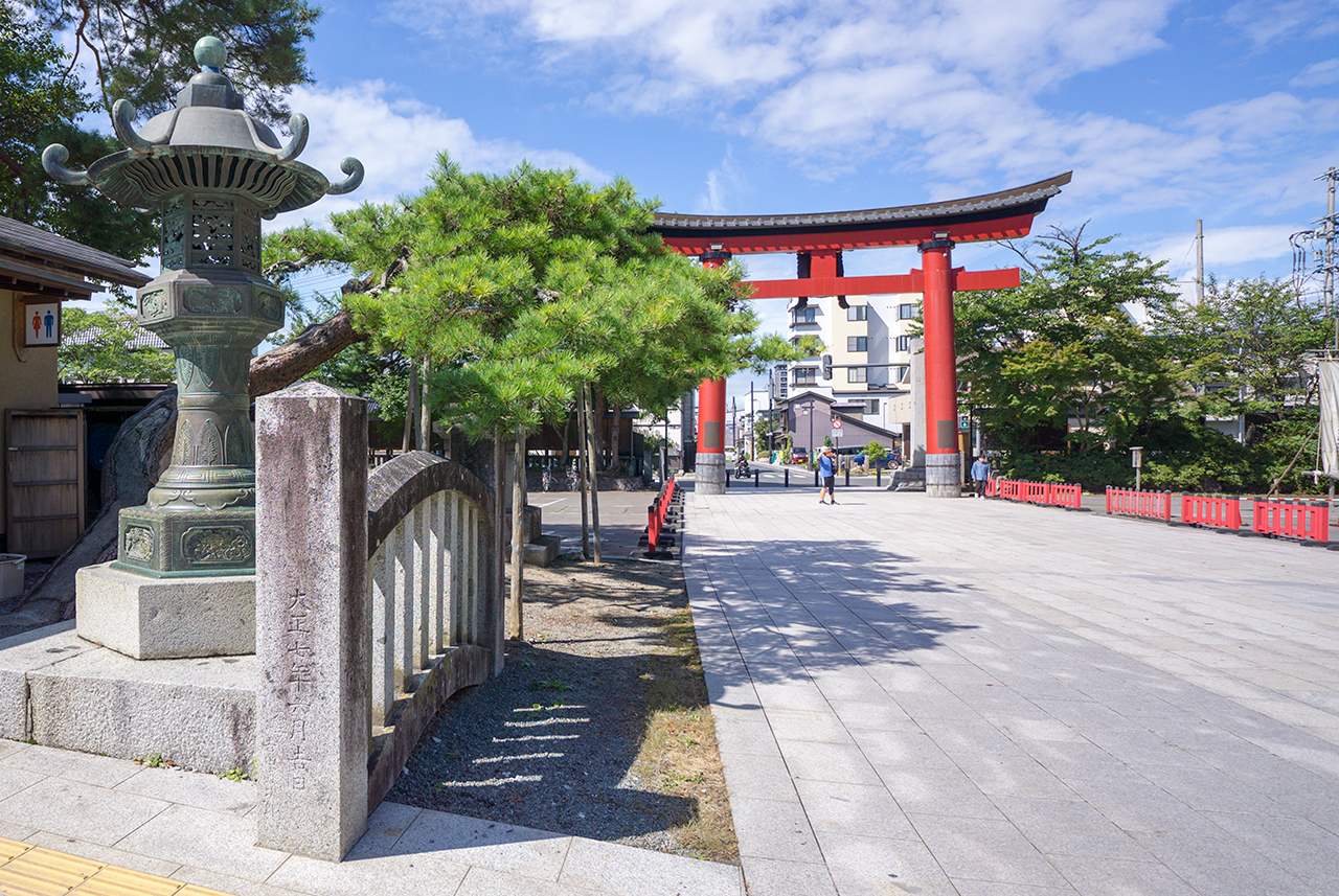 青銅燈籠 右側