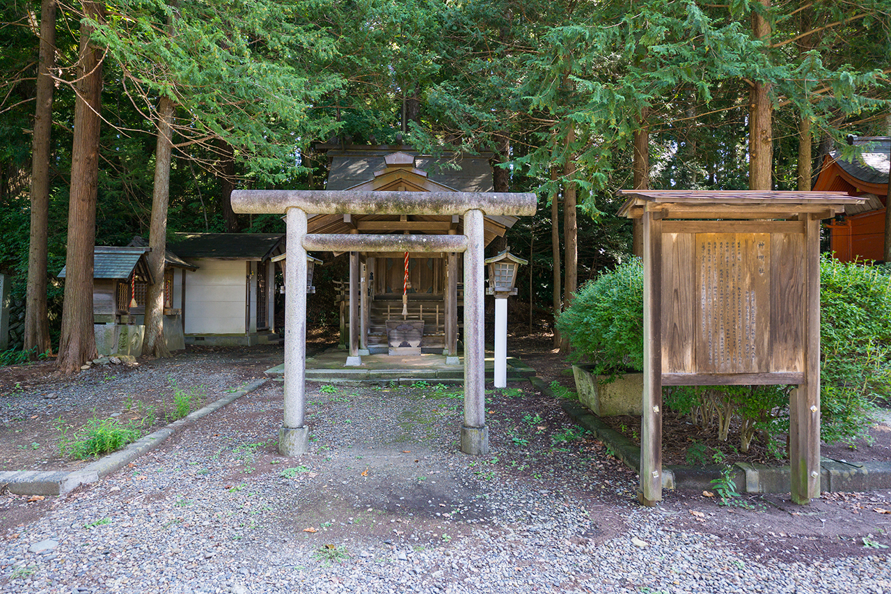 神明社 鳥居と案内版