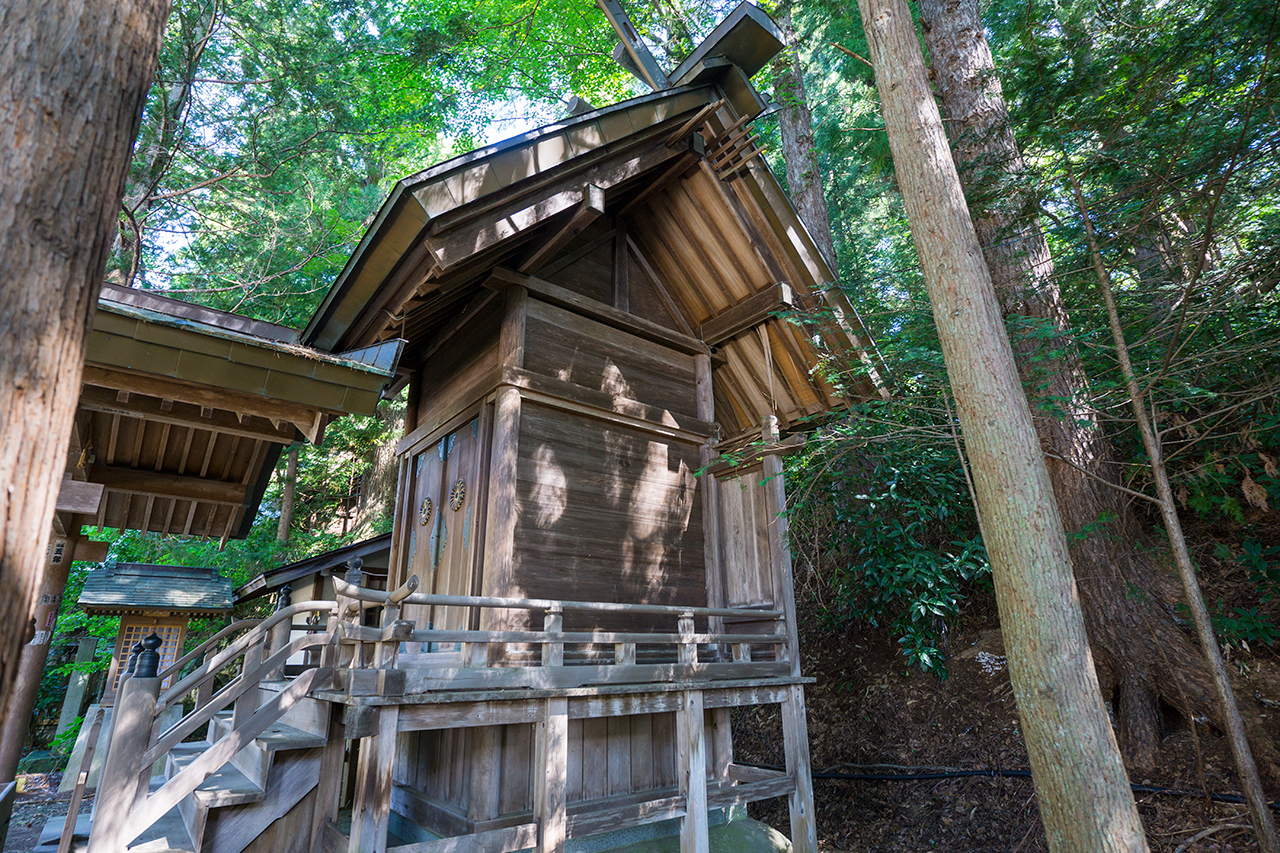 神明社 御社殿 横