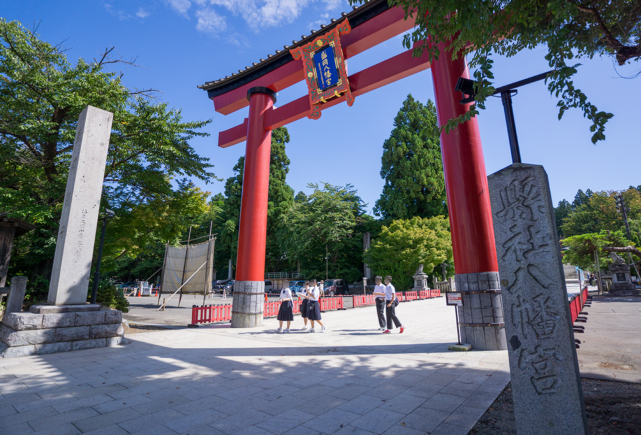 県社八幡宮の社号標と鳥居