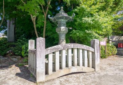 盛岡八幡宮 青銅燈籠 左側