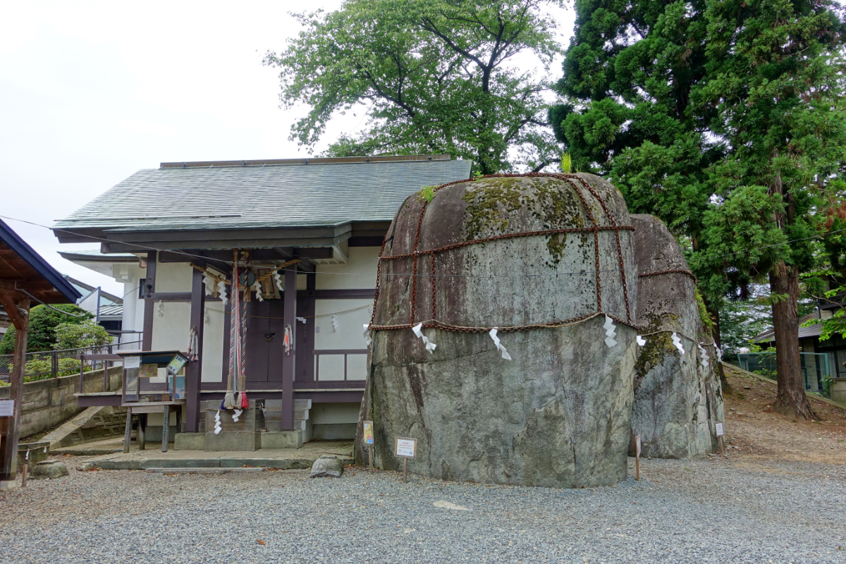 拝殿と「三ツ石様」