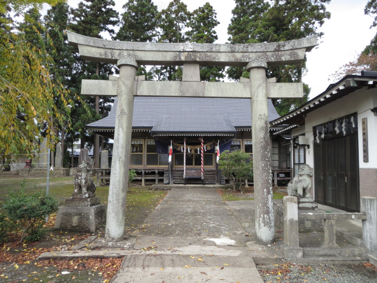 鳥居と本殿