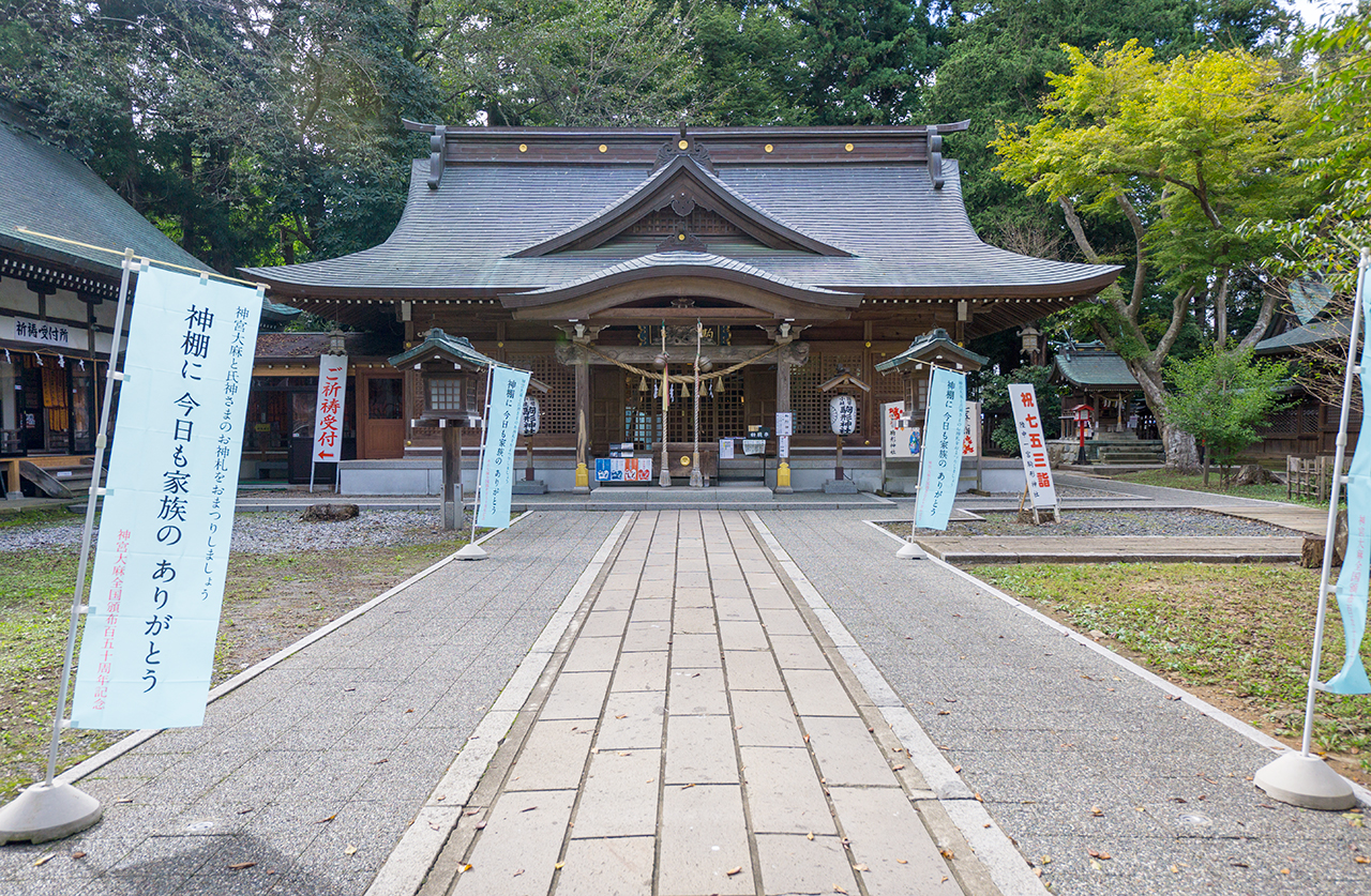 参道と拝殿