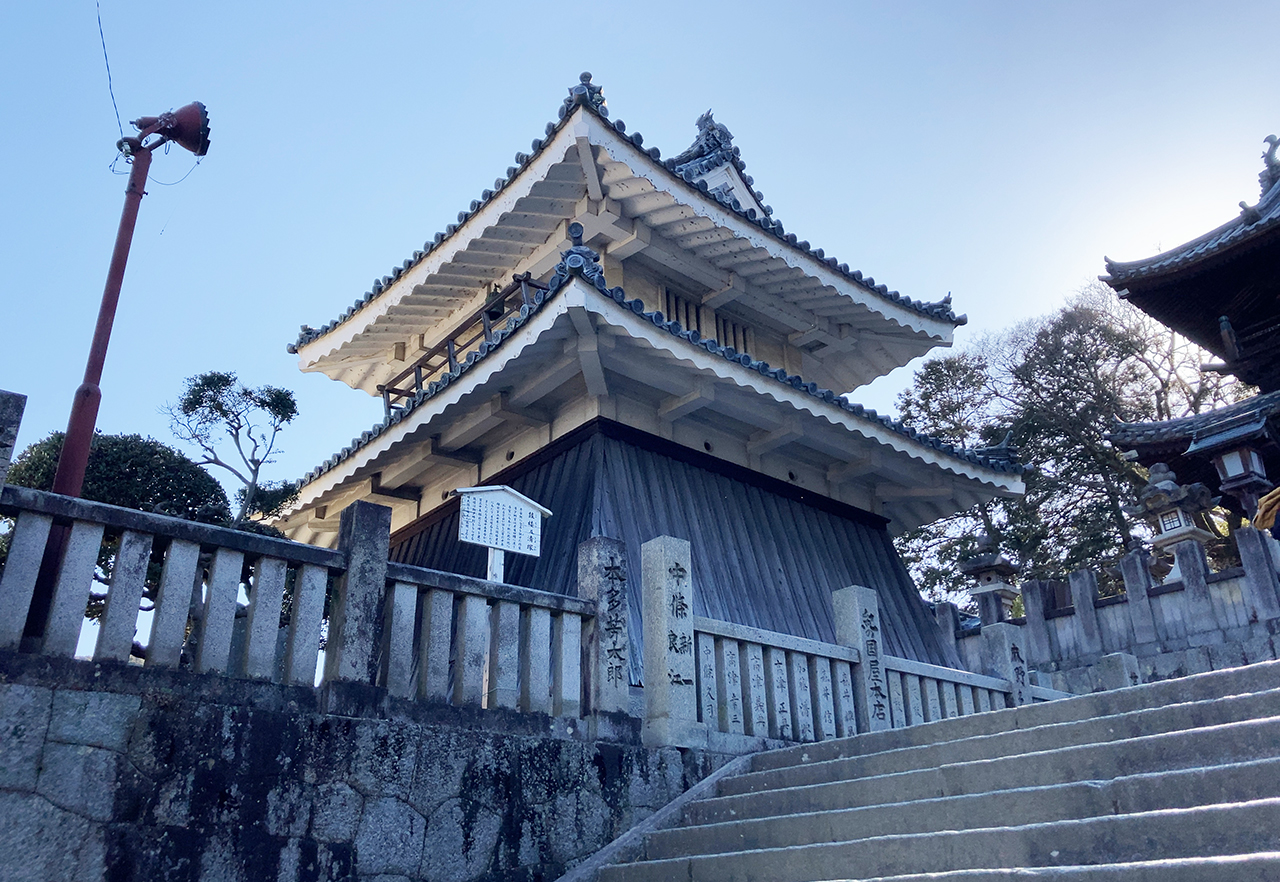 石段から見上げた鼓楼
