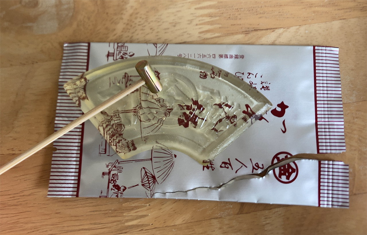 扇形の加美代飴と小槌