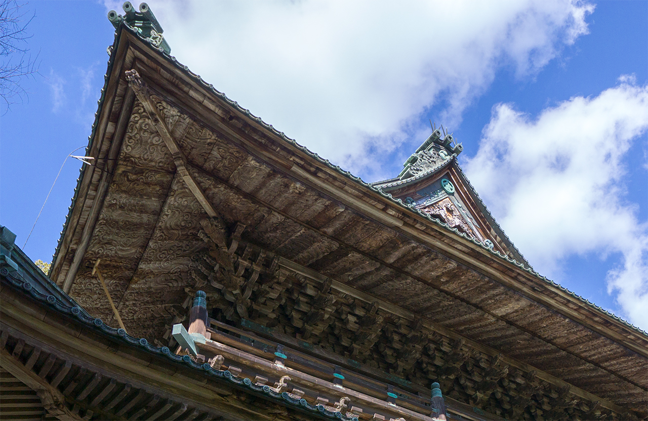 旭社 屋根裏に彫られた巻雲の木彫