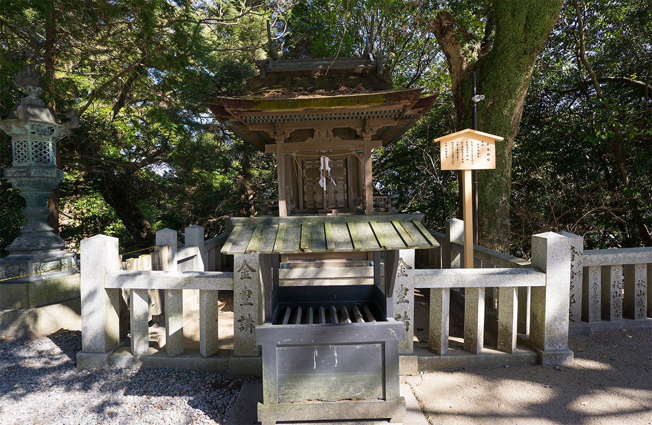厳島神社 賽銭箱と社殿