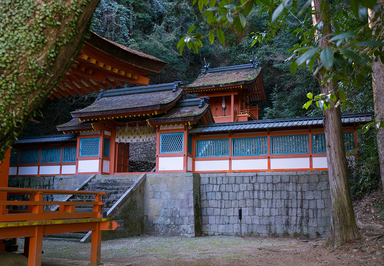 白峰神社 中門と本殿