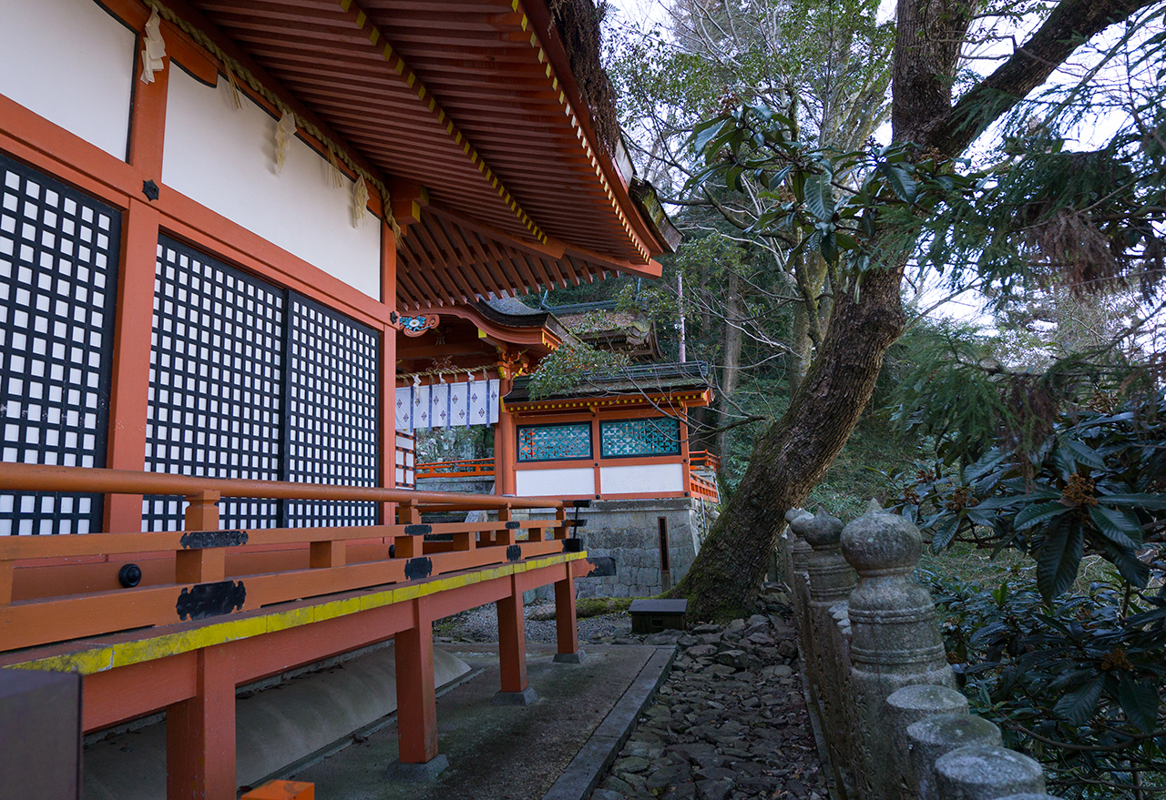 厳魂神社(奥社) 中門と本殿