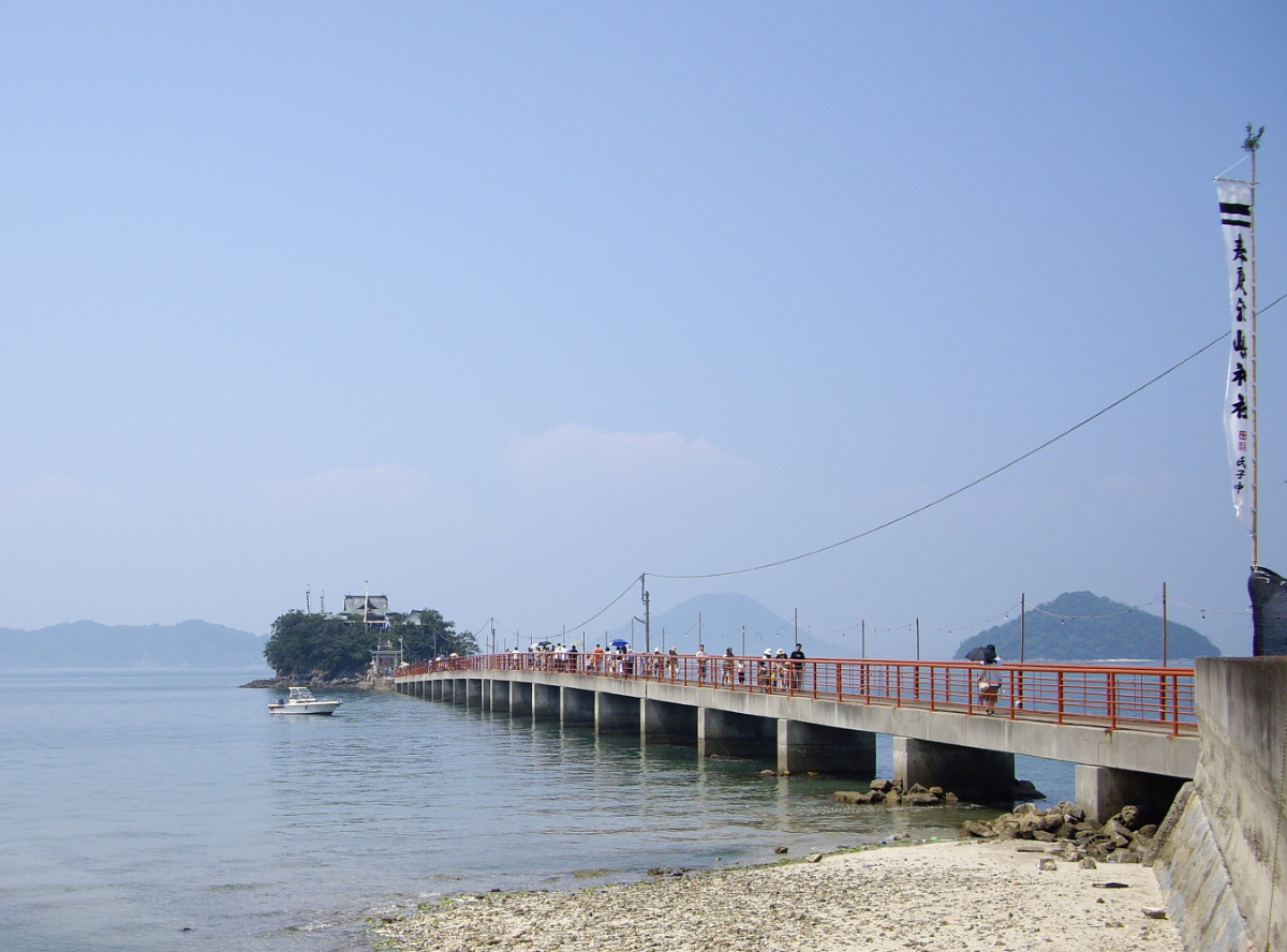 社殿と津島橋