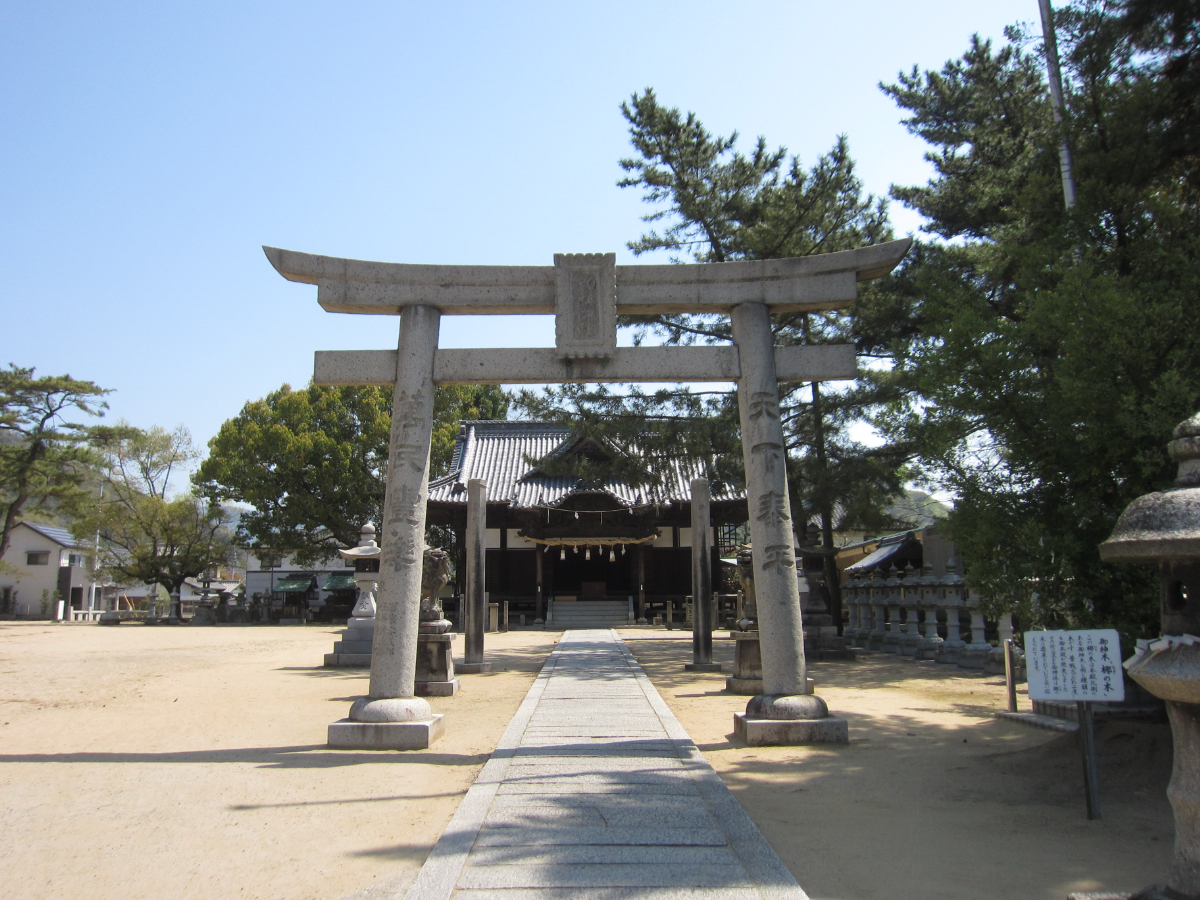 鳥居と拝殿