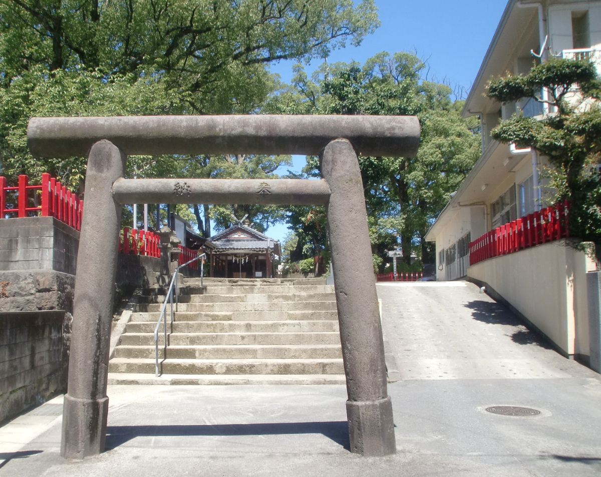 鳥居と拝殿
