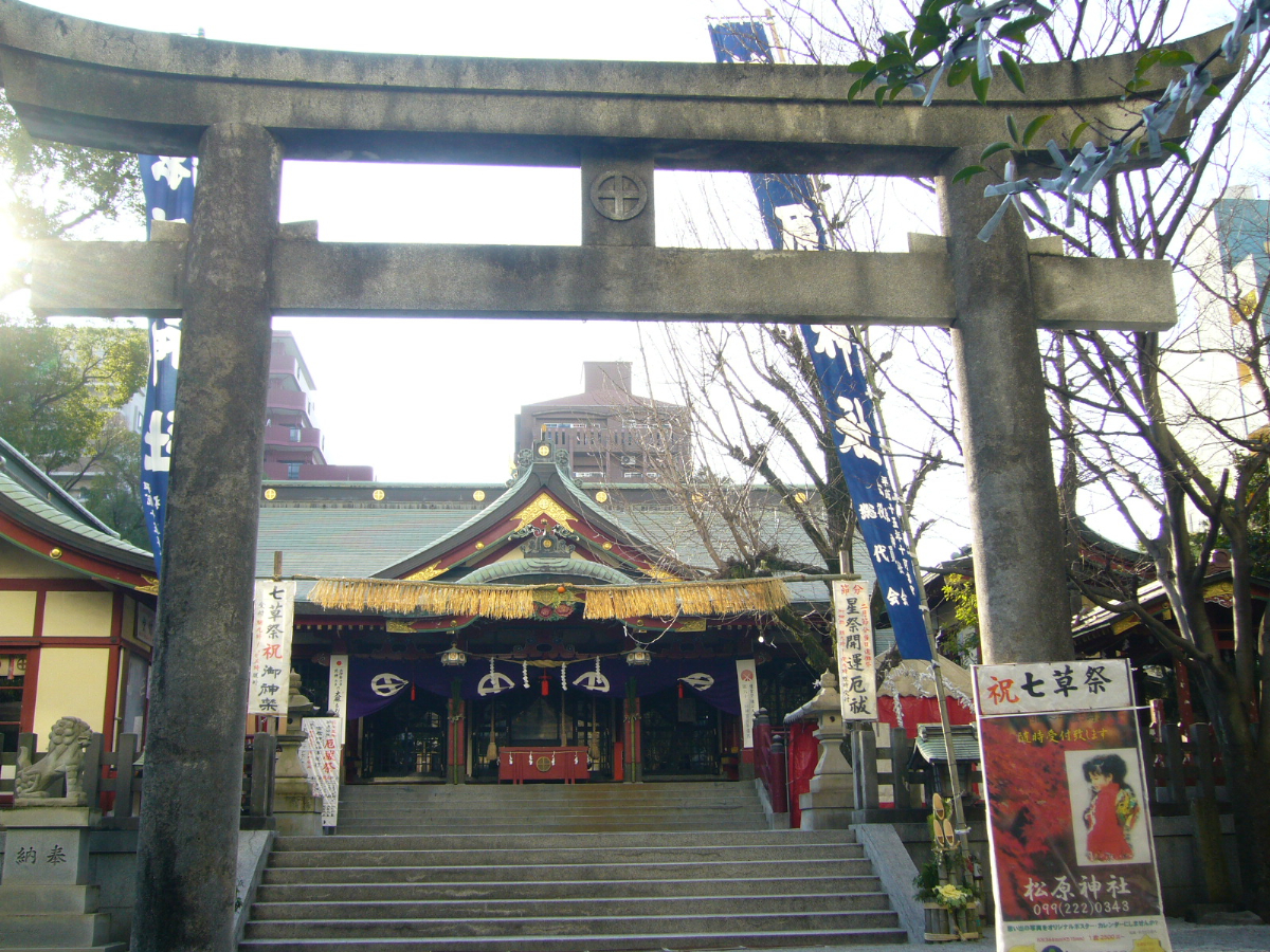 鳥居と拝殿