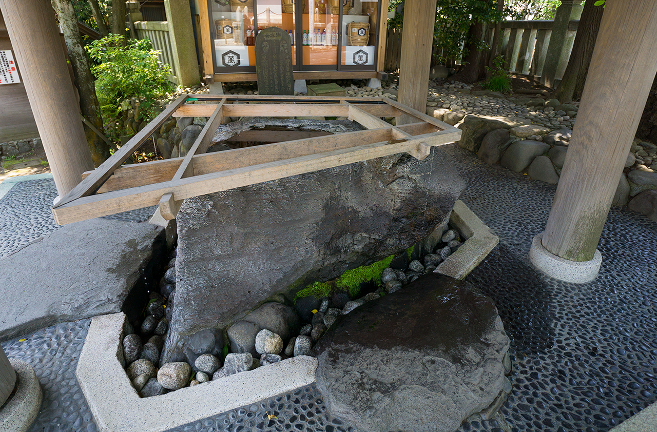 手水舎の水鉢