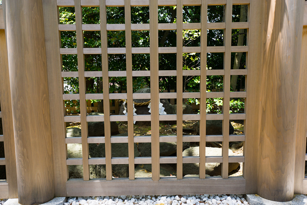 大神神社 鳥居越しの磐座