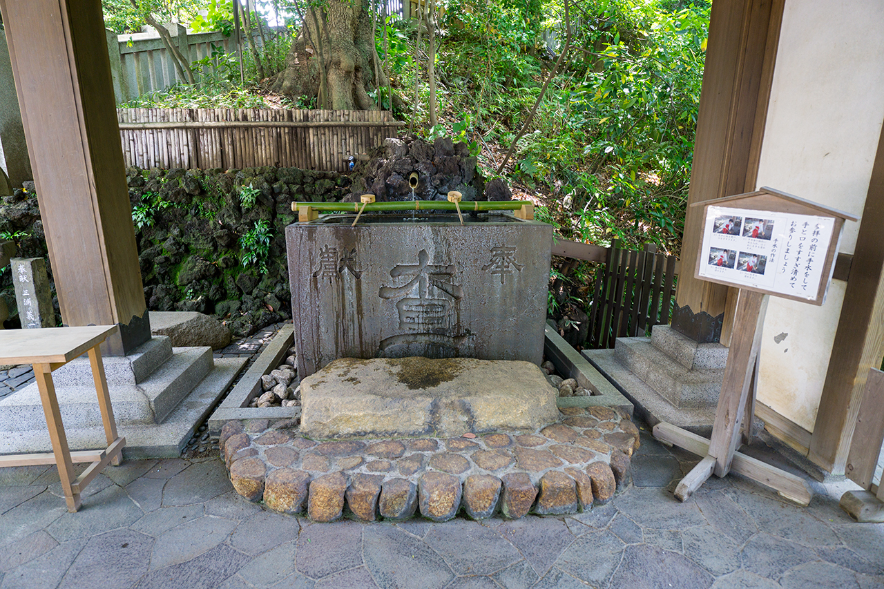 手水舎の水鉢