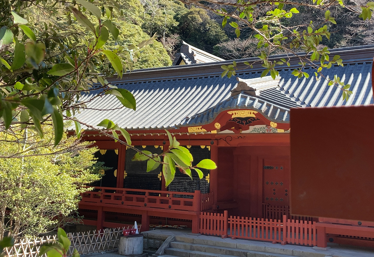 丸山稲荷社からみえる本殿の一部
