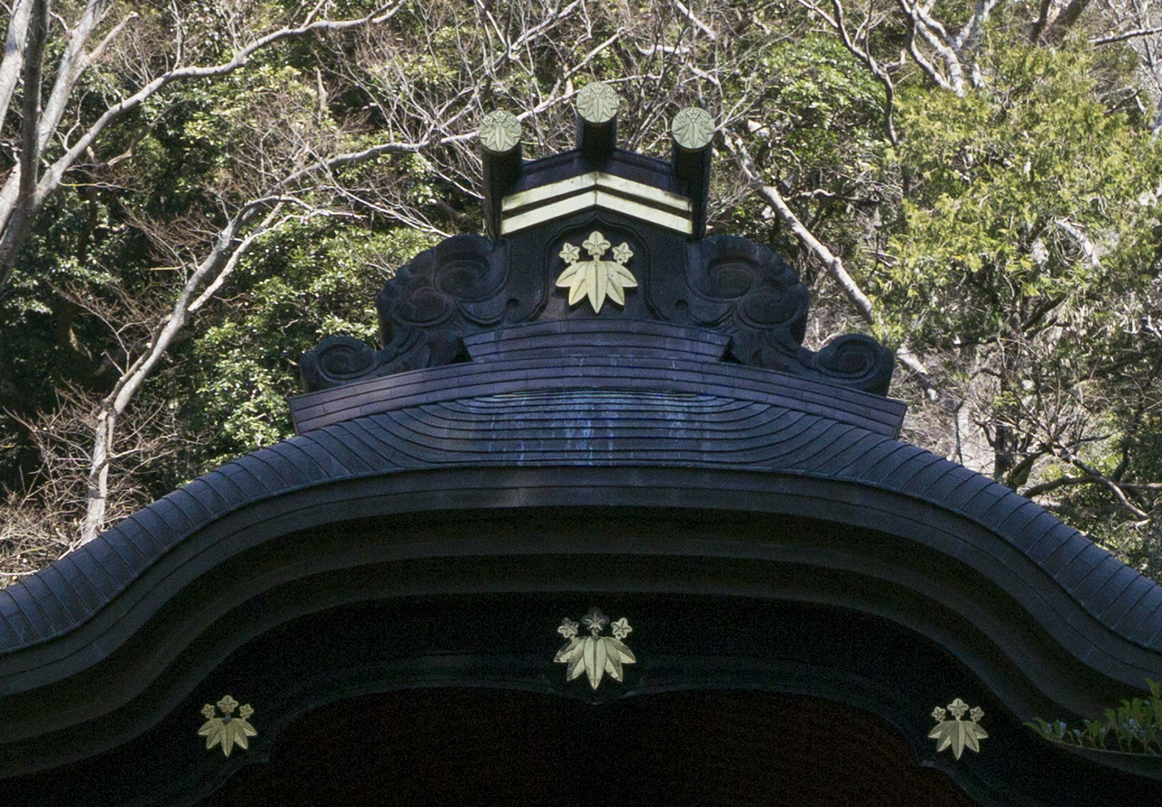 白旗神社 社殿の笹竜胆