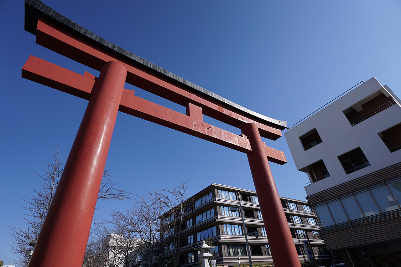 見上げた二の鳥居