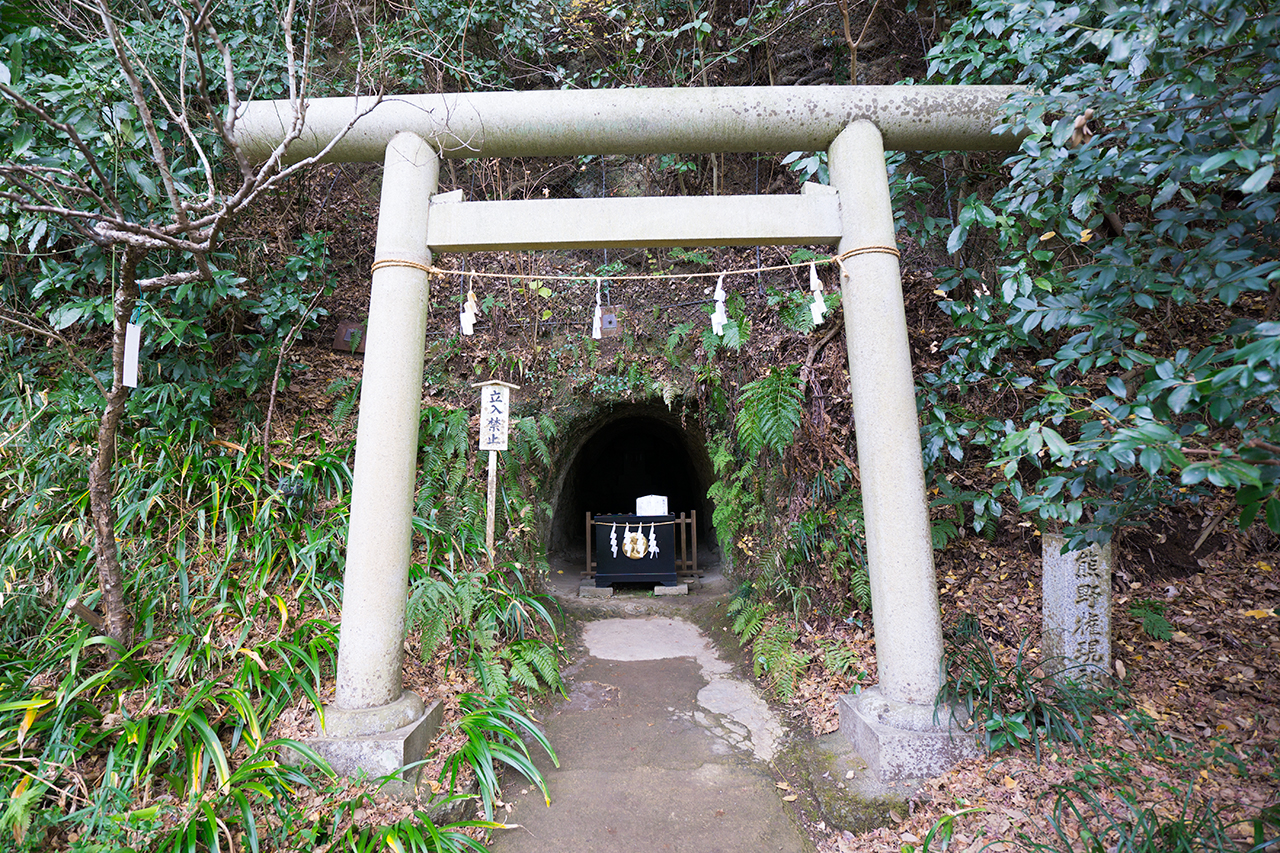 熊野大権現神社の鳥居とやぐら