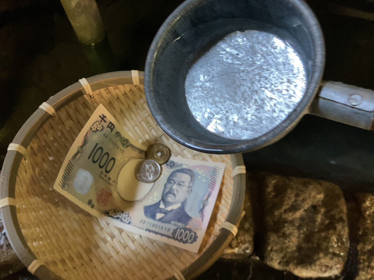 お金に水をかける様子