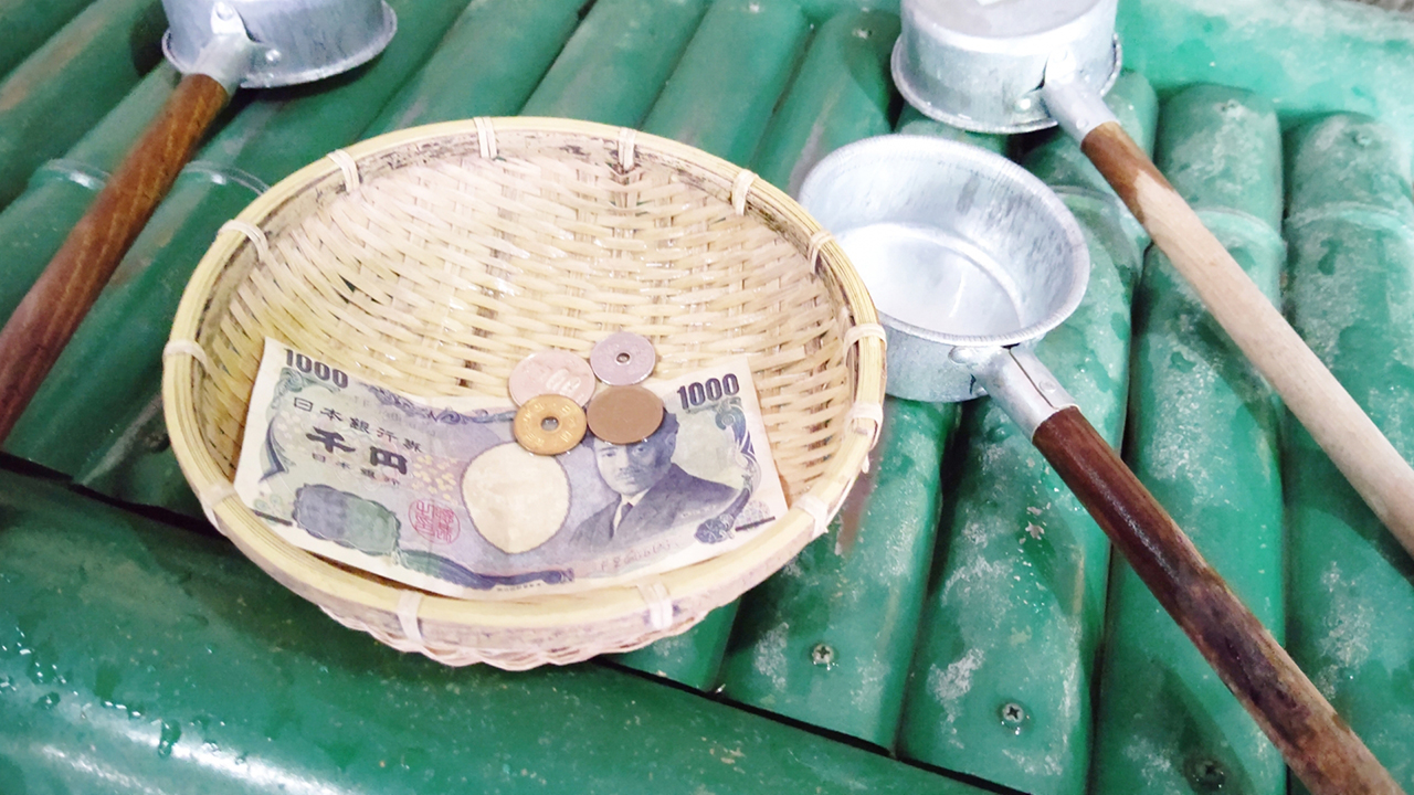 ザルに入ったお金