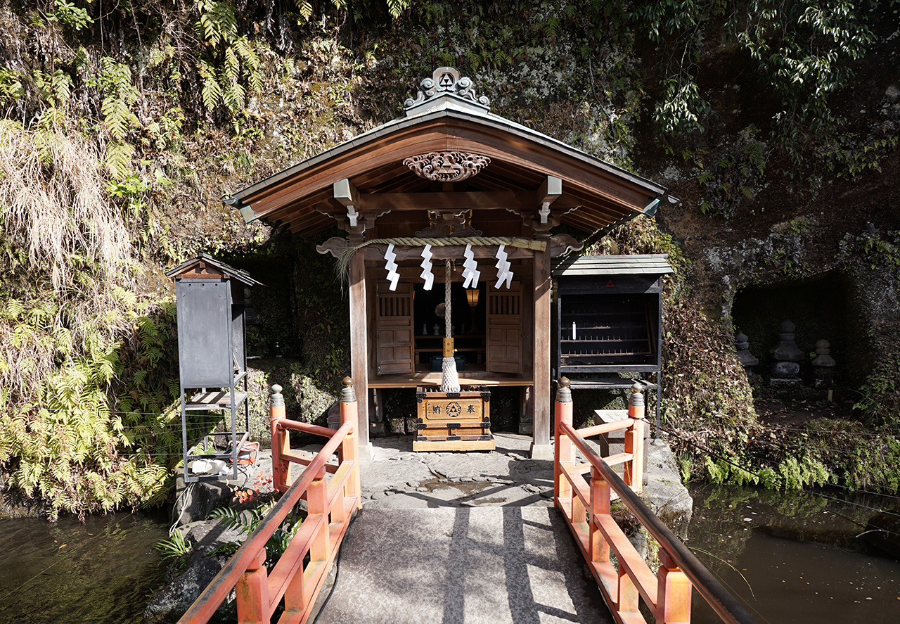 下之水神宮 赤い橋と社殿