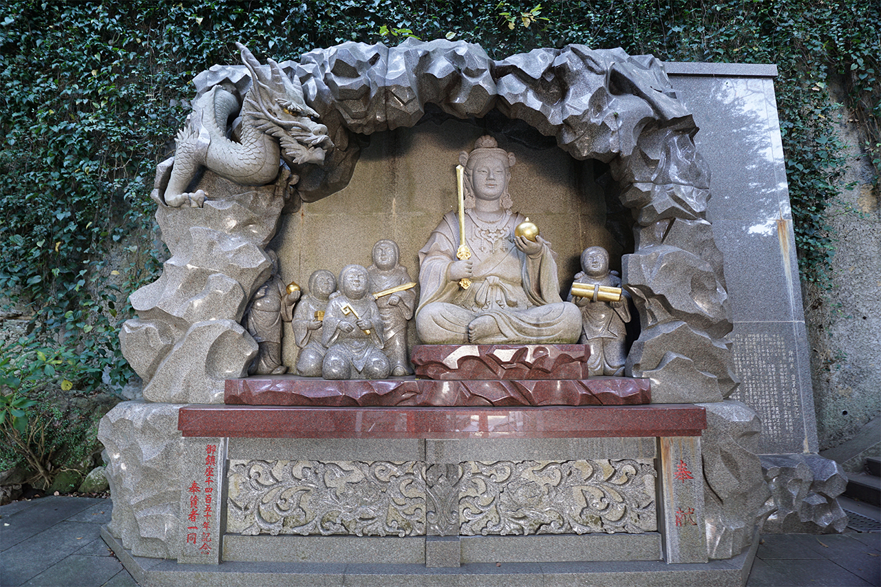 江島神社鎮座1450年を記念した弁財天像