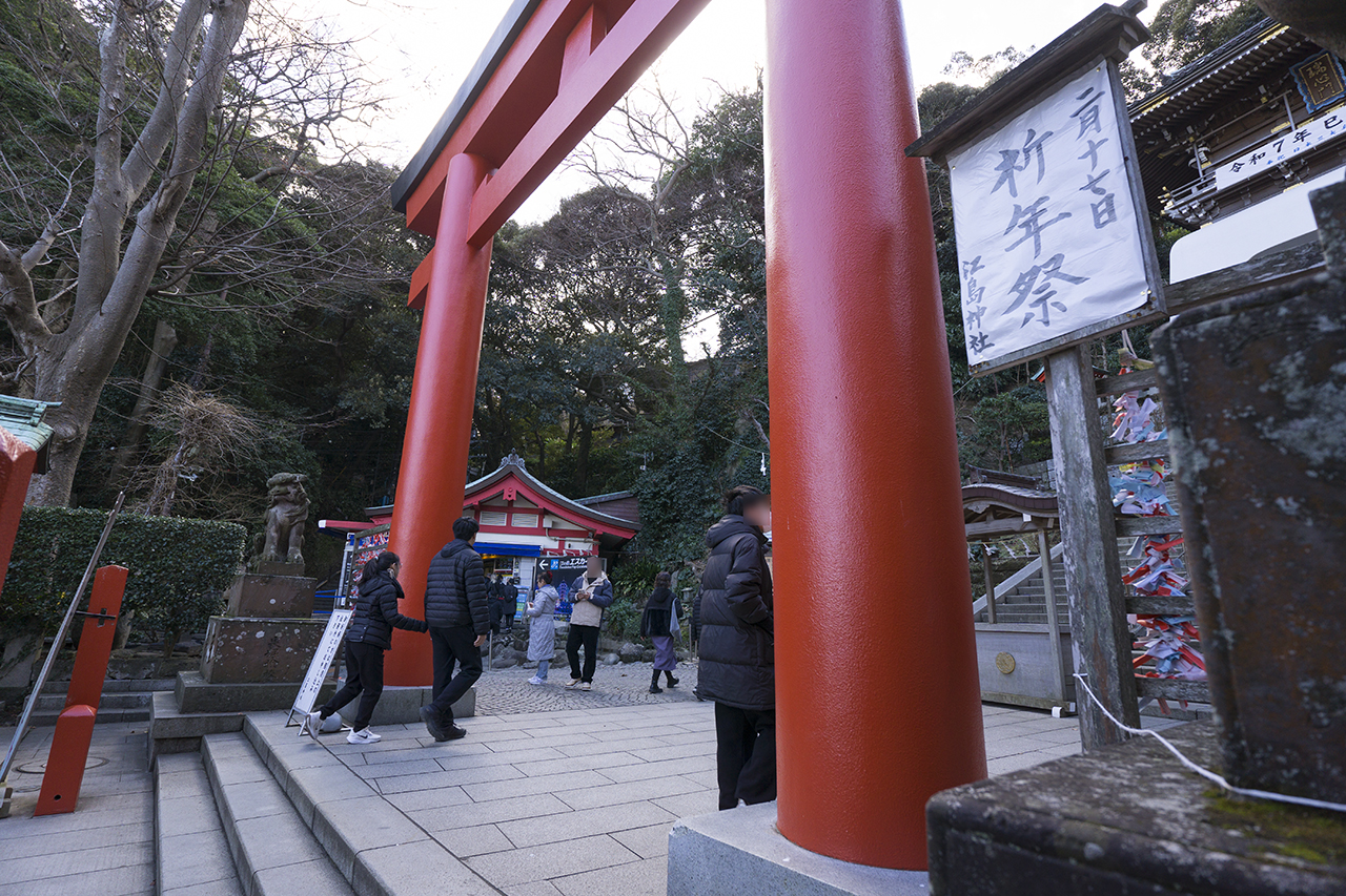 カップルは鳥居を別々にくぐる