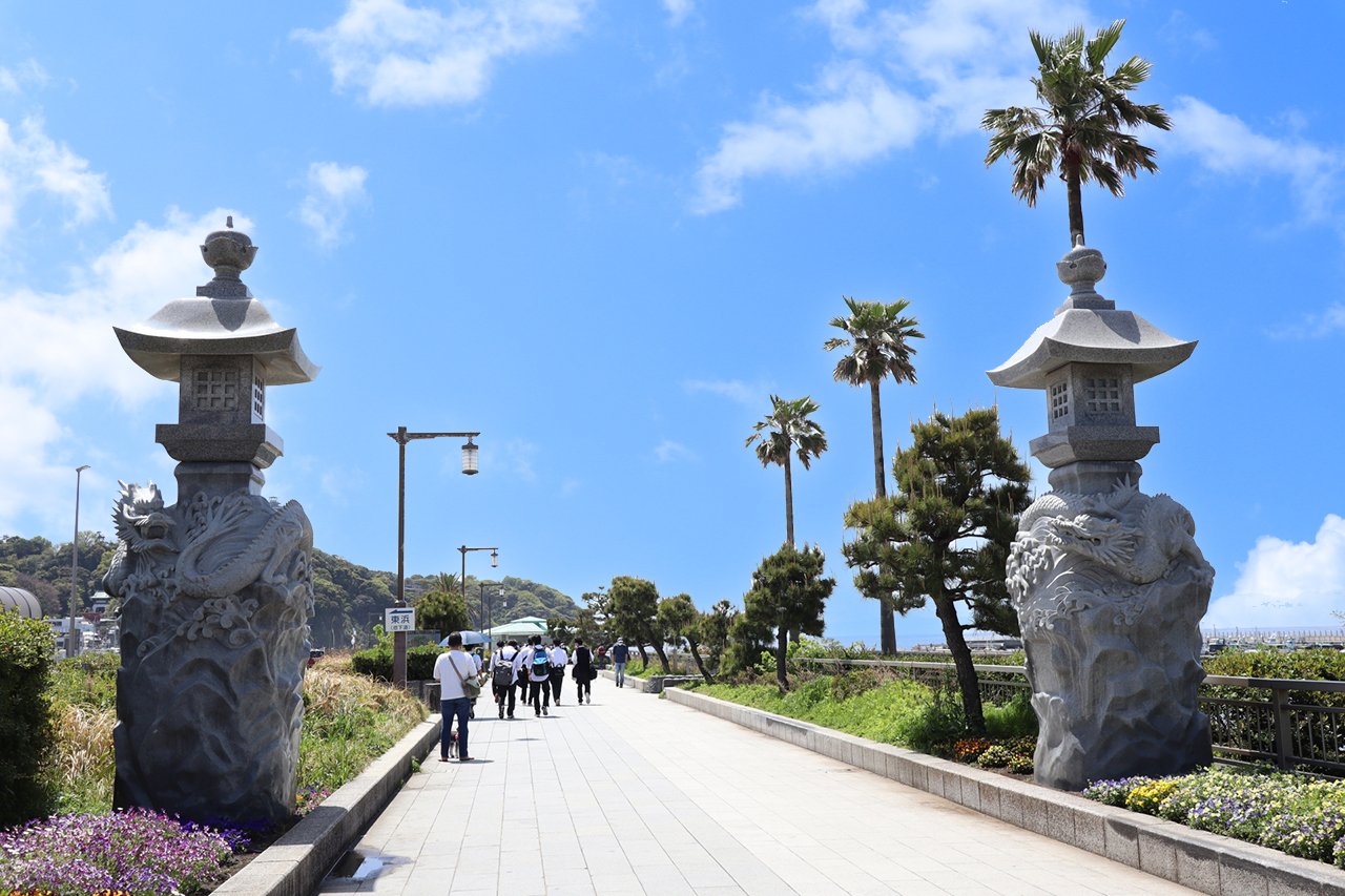江島神社御鎮座1450年を記念し建立された大きな石灯篭