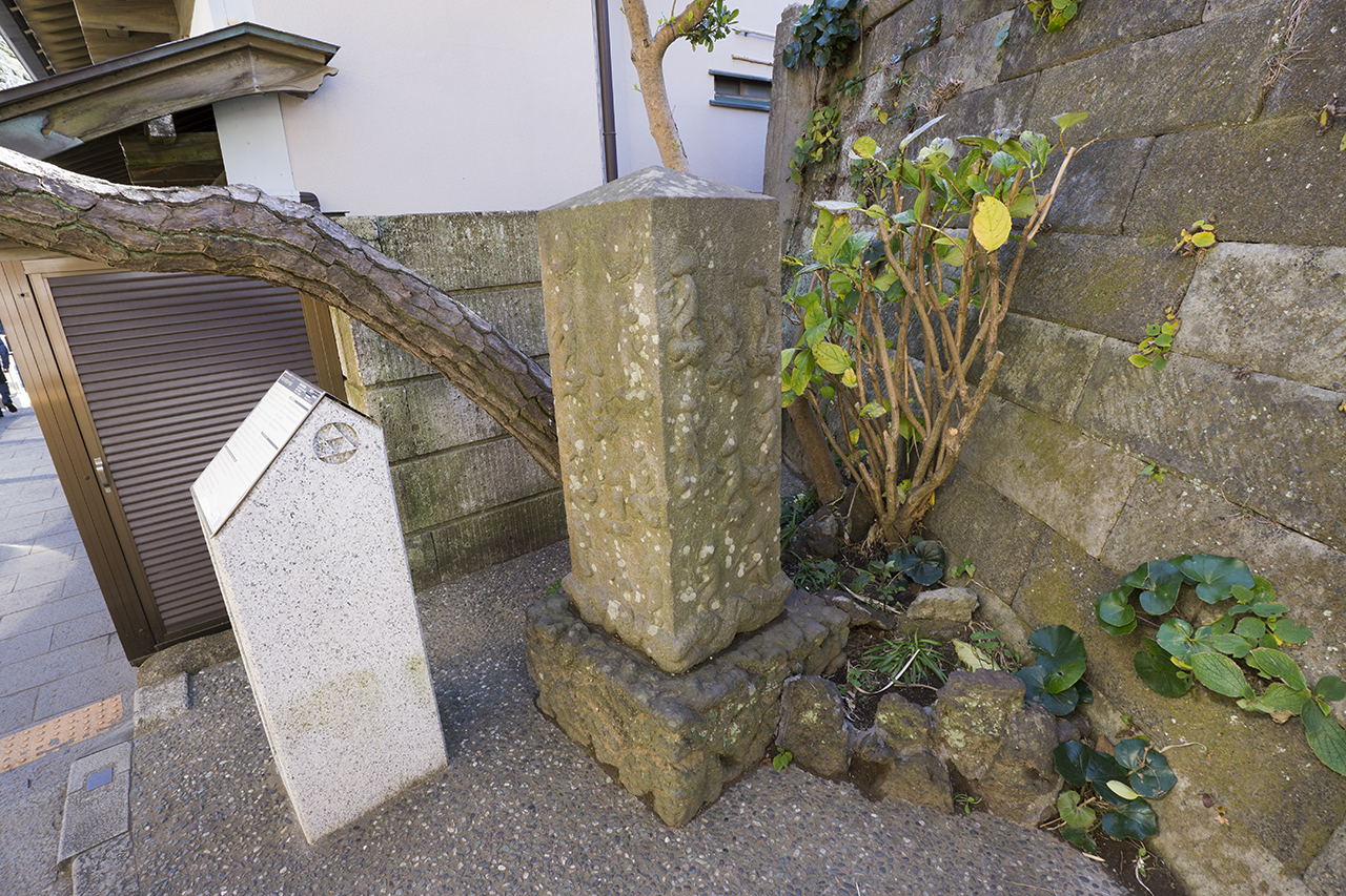 群猿奉賽像庚申塔