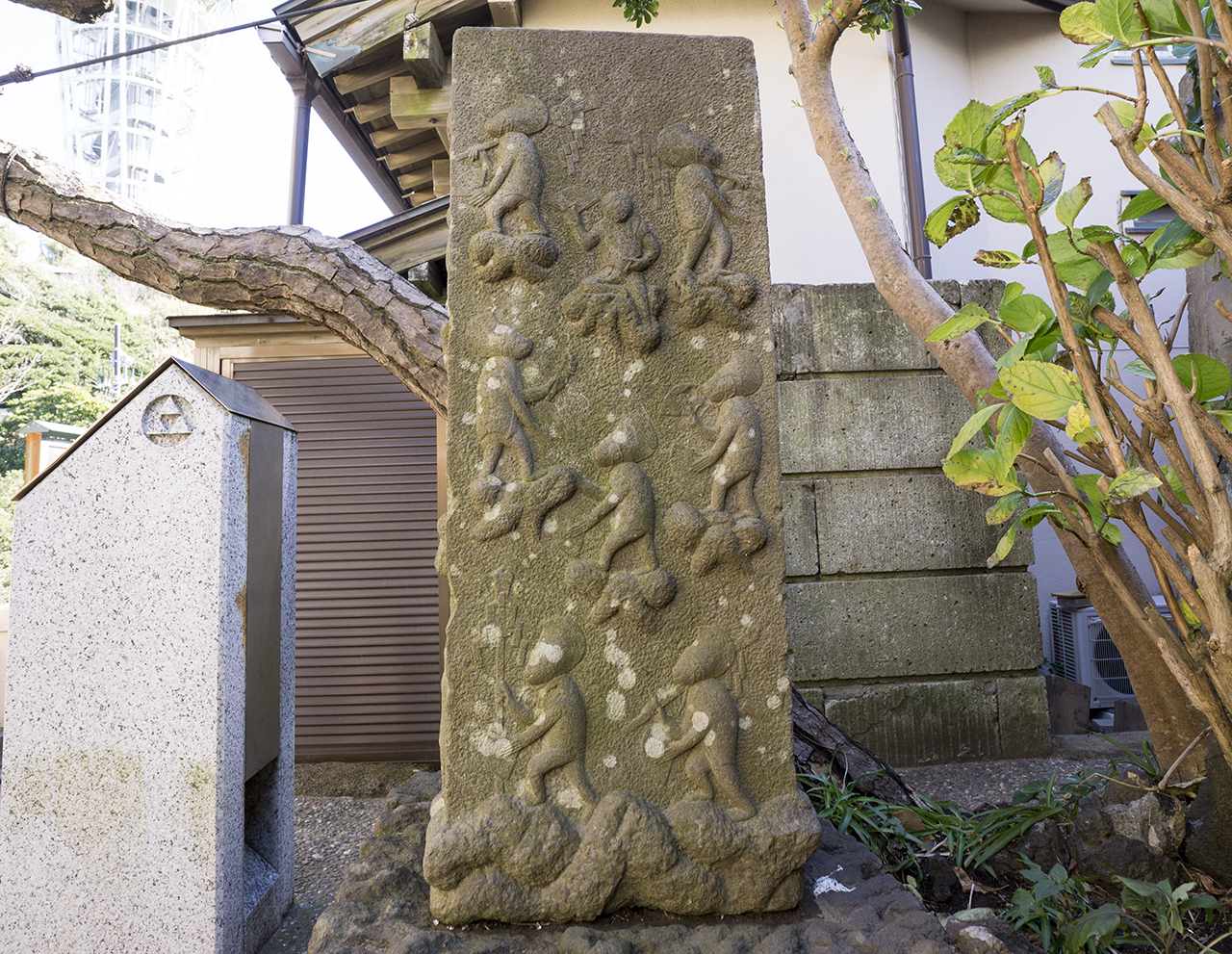 群猿奉賽像庚申塔の猿の様子