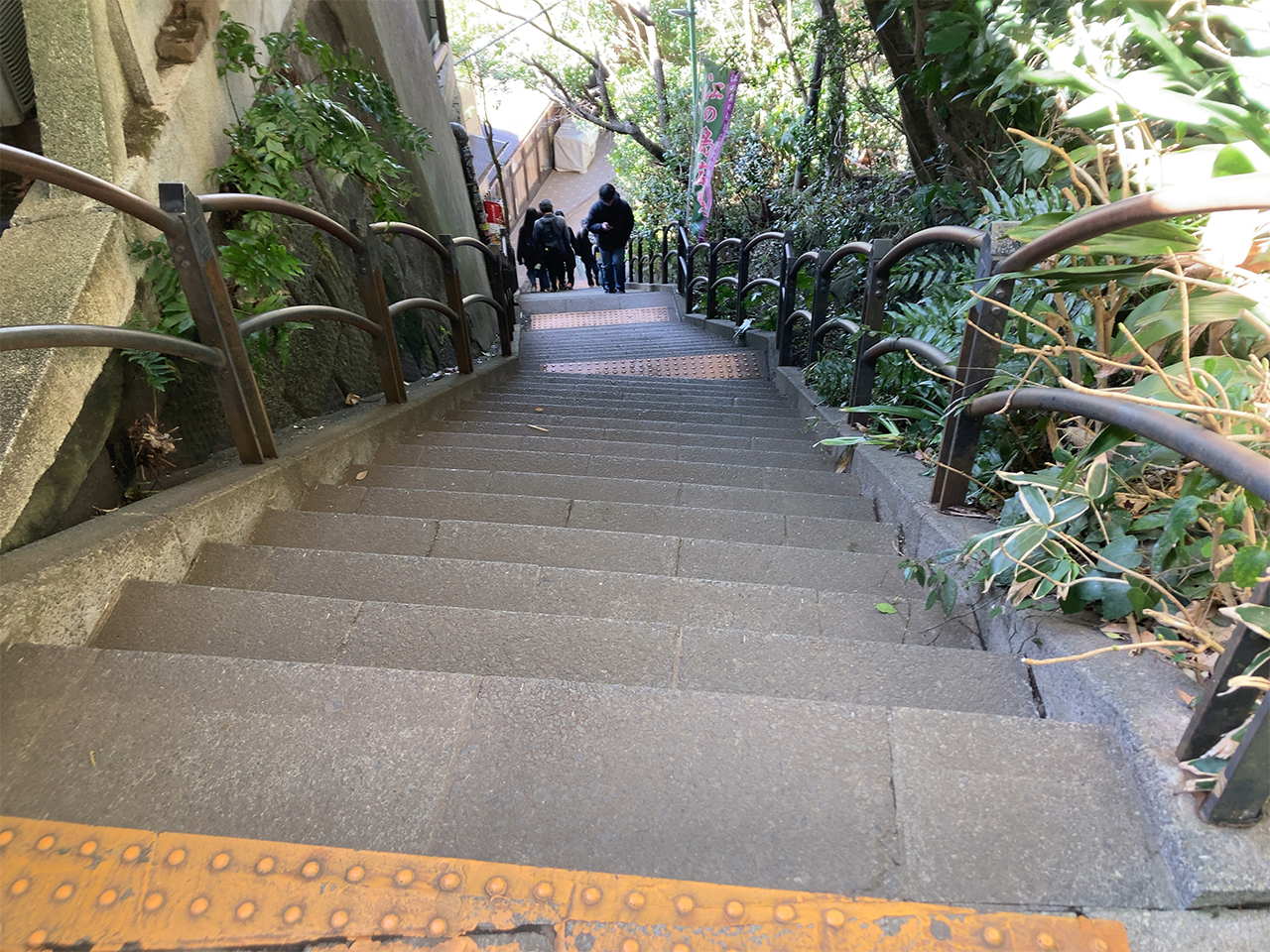 御岩屋通りの急な階段