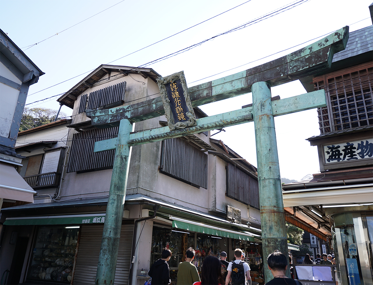青銅の鳥居 斜め